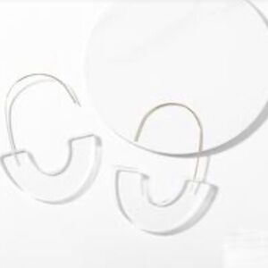 CLEAR “C-shape” earrings 🛍